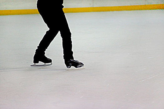 在冰上滑冰的脚部特写