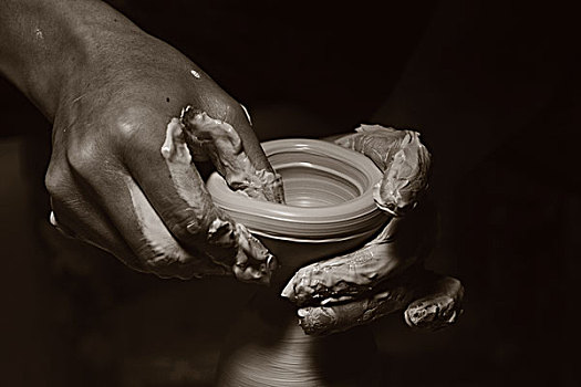 陶瓷工艺拉坯制瓷流程