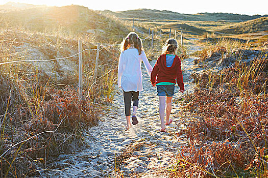 两个女孩,走,小路,沙丘,后视图