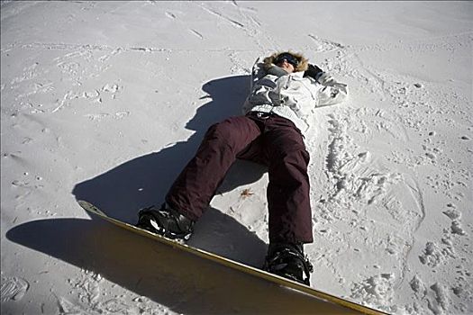 俯拍,女青年,躺着,雪,滑雪板