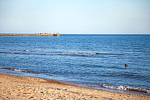 蔚蓝色大海的海浪拍打着沙滩