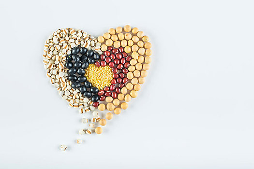 五谷杂粮组成的心形,节约粮食创意图片
