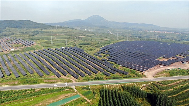 山东省日照市,太阳能发电板漫山遍野,绿色能源成为靓丽风景线