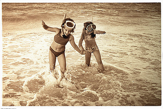 两个女孩,泳衣,戴着,通气管,护目镜,握手,海滩