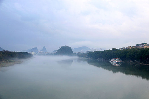 桂林市中心的烟雨漓江