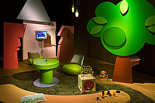 娱乐室,小孩,桌子,人造,树,房屋模型