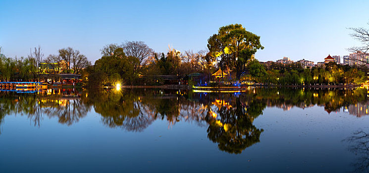 昆明翠湖公园夜景全景图