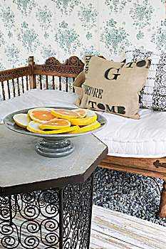 盘子,切片,柑橘,桌上,木制长椅,雕刻,靠背,花,布,壁纸
