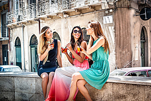 三个,年轻,时尚,女性朋友,鸡尾酒,街边咖啡厅,墙壁,萨丁尼亚,意大利