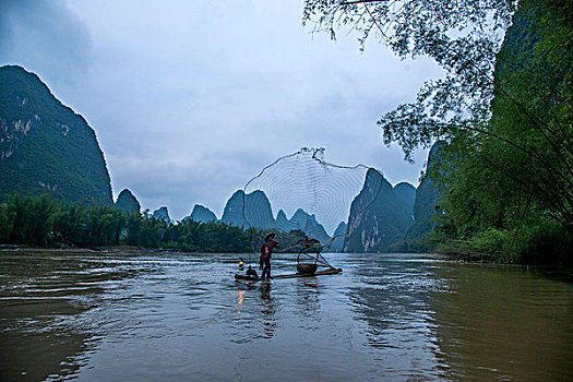 广西桂林漓江兴坪漓江江畔的打渔船