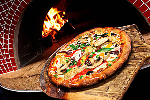 比萨饼,蘑菇,西葫芦,木头,烤炉