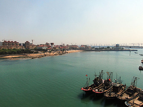 山东省日照市,实拍蓝天下的岚山渔码头,休渔季里静悄悄