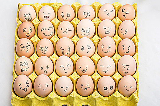 一群面带表情的鸡蛋