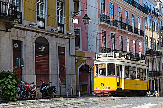 老,有轨电车,驾驶,狭窄,街道,阿尔法马区,地区,里斯本,葡萄牙