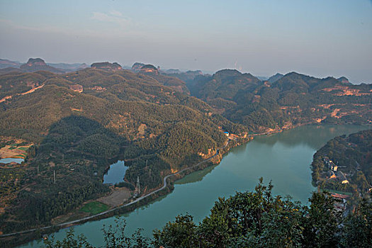 山,丹霞,河流,蓝天,黄昏,大气,田野,水电站,村庄,驴友,旅行,地质公园,丹霞地貌,绿色,灌木,树,草,水潭,素材,平面设计