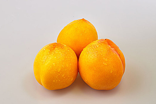 三个黄桃
