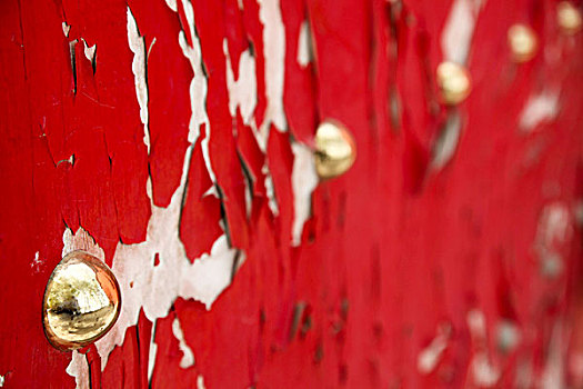 红漆木门