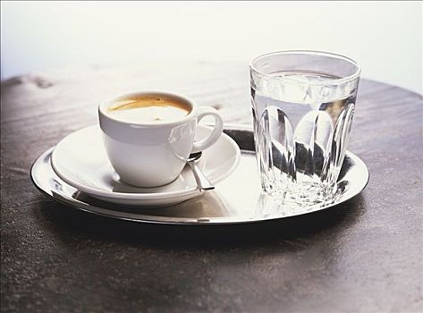 一杯咖啡,水杯,银色托盘