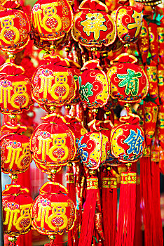 中国春节传统的饰品,钱袋与红椒造型春节饰品