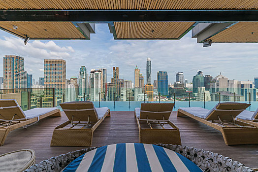 泰国曼谷豪华酒店无边泳池与城市天际线