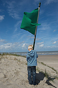 孩子,绿色,旗帜,面对,海洋