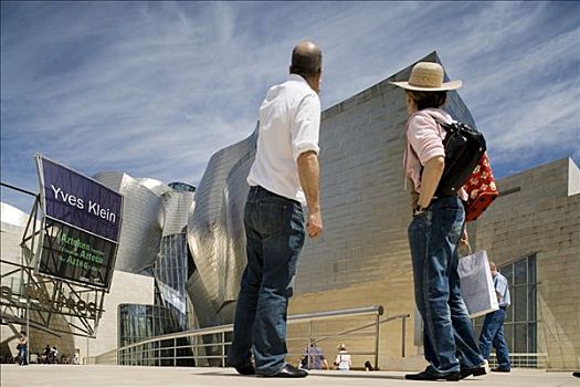 站立,正面,古根海姆博物馆,毕尔巴鄂,巴斯克,西班牙,欧洲