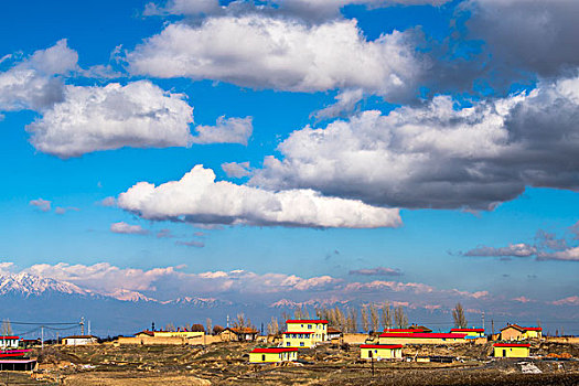 新疆,雪山,村庄,蓝天,白云