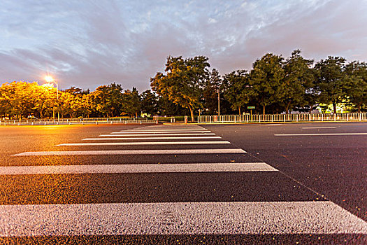 夕阳下的北京道路