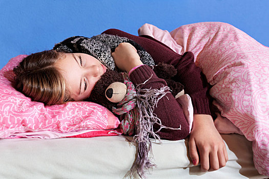 女孩,12岁,卧,毛绒玩具,床,淡漠,沮丧,疾病