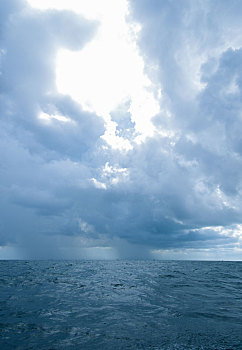 海,海水,海平面,大海,平静,辽阔,广阔,白云,蓝天,天气,气象,预警,乌云,雷云,阴天,多云