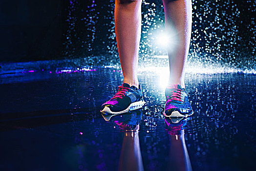 女人,腿,运动,运动鞋,站立,水,工作室,雨,室内