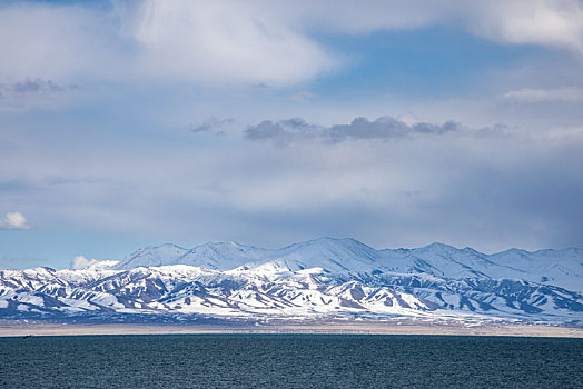 青海湖边的雪山