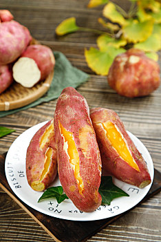 木底上一盘熟的板栗红薯