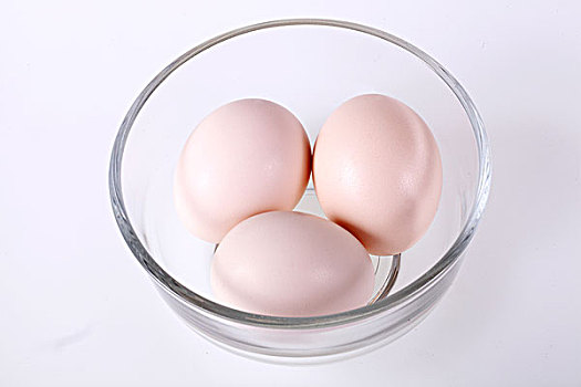 俯看放着三个鸡蛋的玻璃碗