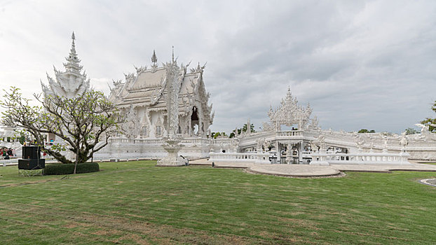 泰国清迈清莱著名寺庙,白庙建筑与精致的雕像