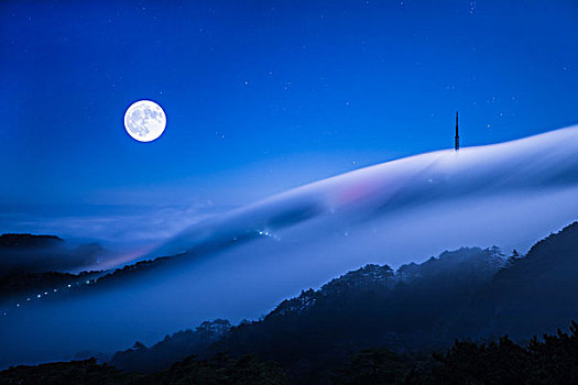 月夜下的黄山电视塔