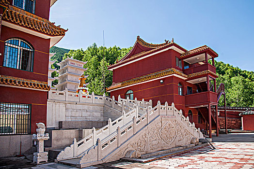 山西忻州市五台山善财洞下院寺院接待信徒的四合楼
