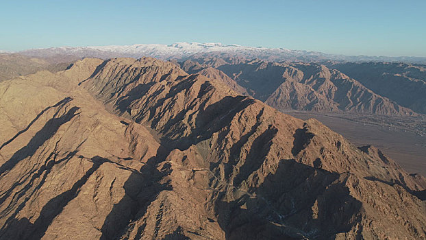 新疆哈密,雪山干热河谷