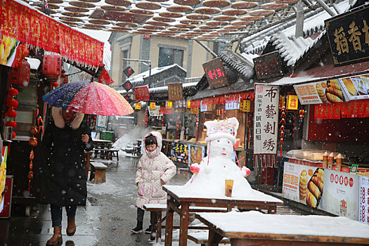 旅游小镇喜迎瑞雪,游客堆雪人寻找童年回忆