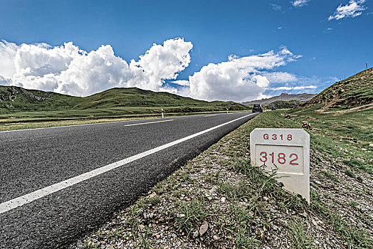 公路,蓝色的天空,晴朗的天气