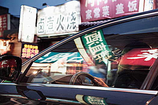 男青年,驾驶,北京,夜晚,光亮,商店,标识,反射,窗户,汽车