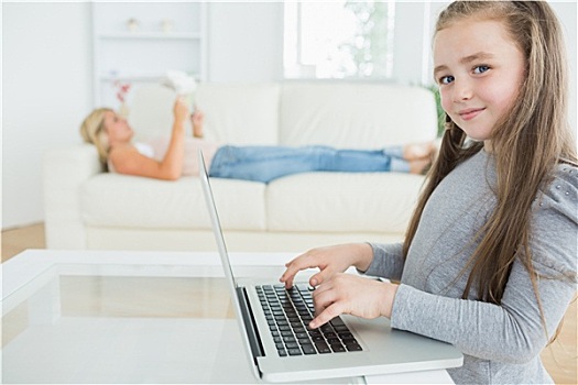 女孩,工作,笔记本电脑,母亲,读,报纸,躺着,沙发