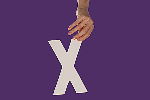 女性,握着,向上,字母x,上面