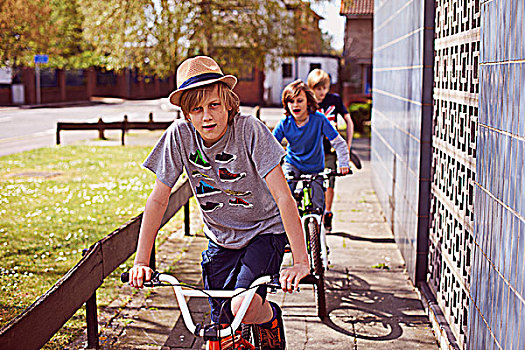 男孩,骑自行车,人行道
