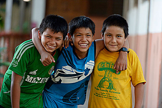 三个男孩,朋友,搂抱,相互,波多黎各,秘鲁,南美