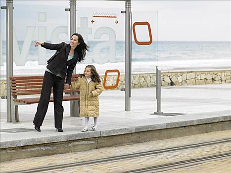母女,6-8岁,等待,电车站,海岸