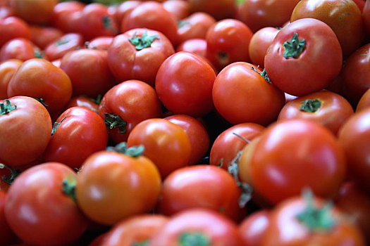 菜市场上的新鲜西红柿