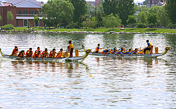 端午节龙舟比赛中两艘龙舟飞驰在水面上