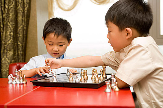 正在玩国际象棋的小孩