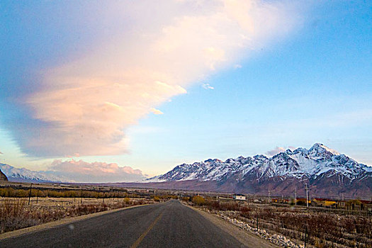 新疆,山脉,雪山,蓝天,白云,公路,草原